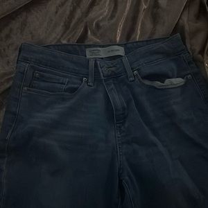 Signature Levi Strauss blue jeans, mid rise skinny, size 6M | W28 L30, like new